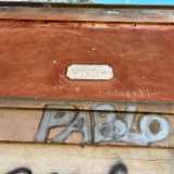 Su una parete � affissa una targa in pietra che ricorda l�anno di fondazione: �1847�, accanto al quale sono incise due lettere: �V� e �C�. Sono le iniziali del suo primo proprietario della villa: Vincenzo Carbonara  
